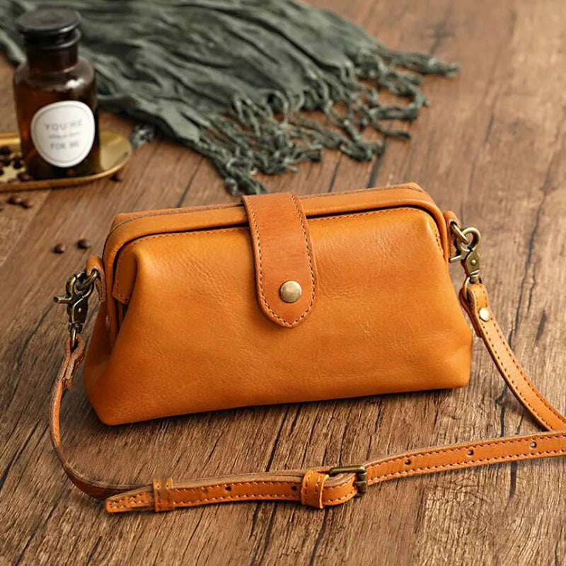 Edis | Classic Retro Shoulder Bag in Compact Format